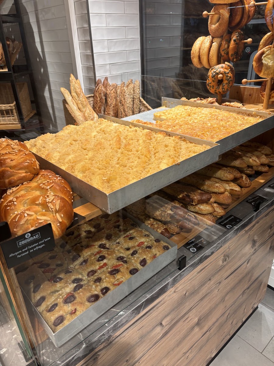 Auslage mit Brot, Blechkuchen und Laugengebäck
