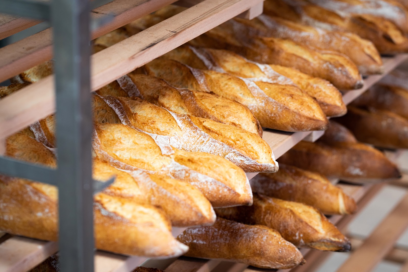 Frische Baguettes im Holzregal