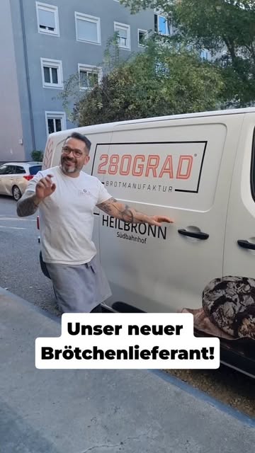 Inhaber vor dem beschrifteten 280GRAD-Lieferfahrzeug